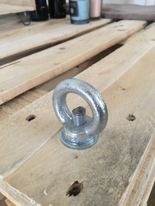 Schönes Basismodell Palettenholz-Industrietisch auf 4 Rollen mit Bremse